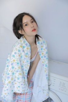 美女扒开粉嫩尿口的桶爽